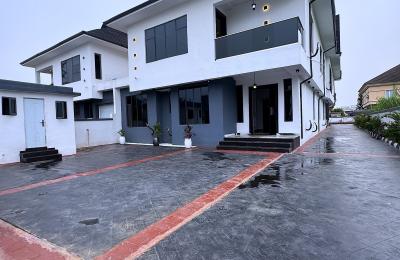 6 BEDROOM DETACHED DUPLEX WITH A SWIMMING POOL