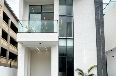 5 BEDROOM DETACHED DUPLEX WITH A SWIMMING POOL