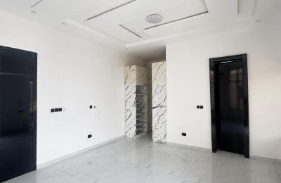 6 BEDROOM DETACHED DUPLEX WITH A SWIMMING POOL