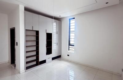 5 BEDROOM DETACHED DUPLEX WITH A SWIMMING POOL