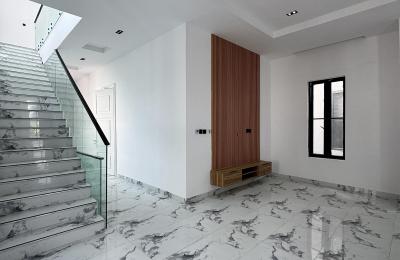 5 BEDROOM DETACHED DUPLEX WITH A SWIMMING POOL