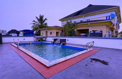 6 BEDROOM DETACHED DUPLEX WITH A SWIMMING POOL