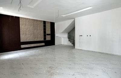 5 bedroom fully detached with swimming pool