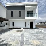 5 bedroom fully detached with swimming pool