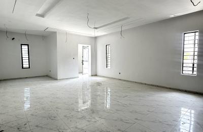 5 bedroom fully detached with swimming pool