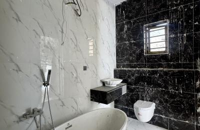 5 bedroom fully detached with swimming pool
