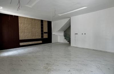 5 bedroom fully detached with swimming pool