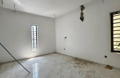 5 bedroom fully detached with swimming pool