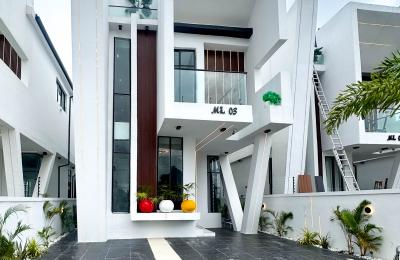 Contemporary 5 bedroom fully detached duplex with swimming pool