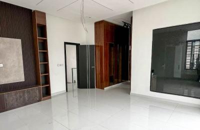 4 bedroom fully detached with swimming pool