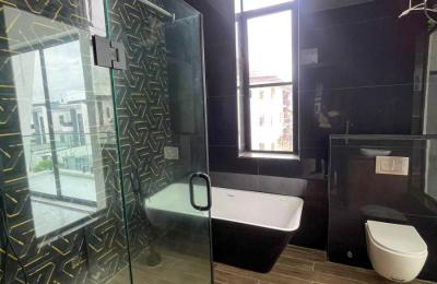 4 bedroom fully detached with swimming pool