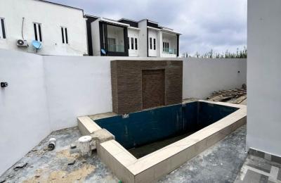 4 bedroom fully detached with swimming pool