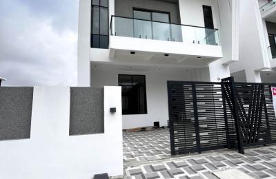 4 bedroom fully detached with swimming pool