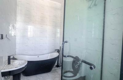 Contemporary 5 bedroom fully detached