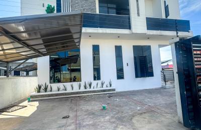 Contemporary 5 bedroom fully detached