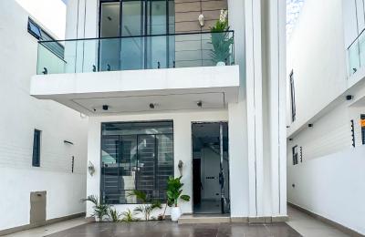 Contemporary 4 bedroom fully detached