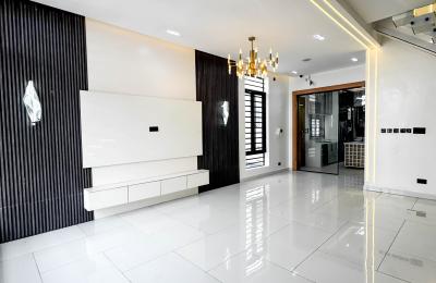 Contemporary 4 bedroom fully detached