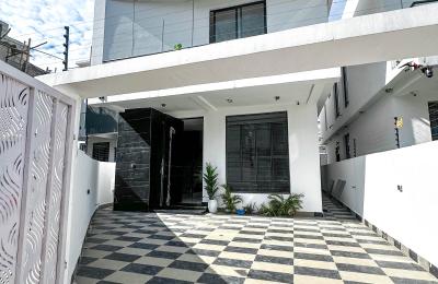 Contemporary 4 bedroom fully detached