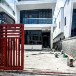 5 bedroom fully detached with swimming pool