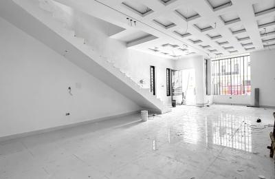 5 bedroom fully detached with swimming pool