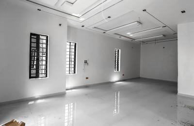 5 bedroom fully detached with swimming pool