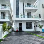 5 bedroom fully detached duplex with swimming pool