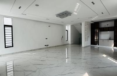 Contemporary 5 Bedroom Fully Detached with Swimming pool