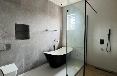 Contemporary 5 Bedroom Fully Detached with Swimming pool