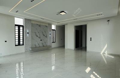 Contemporary 5 Bedroom Fully Detached with Swimming pool