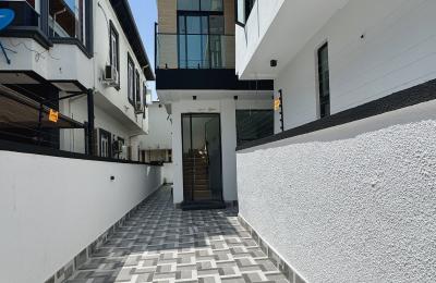 Contemporary 4 Bedroom Semi-Detached Duplex with BQ