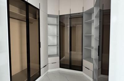 Contemporary 5 Bedroom Fully Detached with Swimming pool