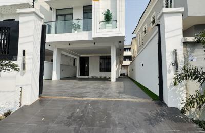 Contemporary 5 Bedroom Fully Detached with Swimming pool