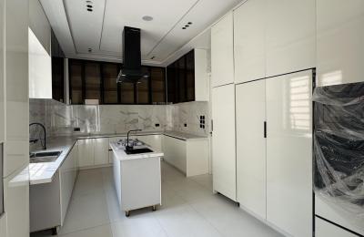 Contemporary 5 Bedroom Fully Detached with Swimming pool
